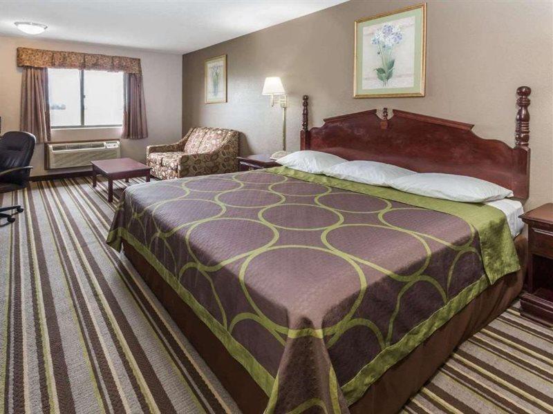 Super 8 By Wyndham Yorkville Dış mekan fotoğraf