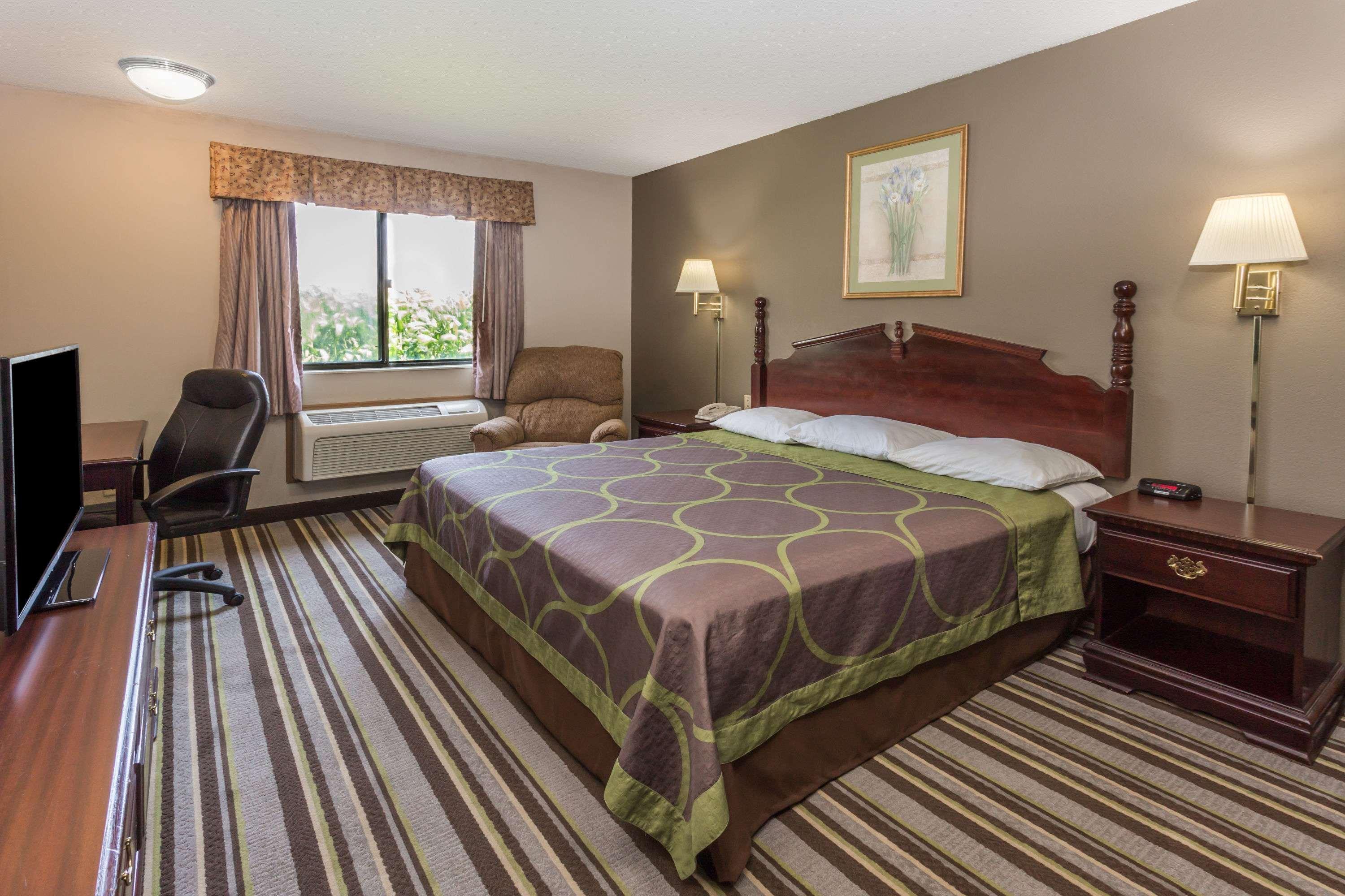 Super 8 By Wyndham Yorkville Dış mekan fotoğraf
