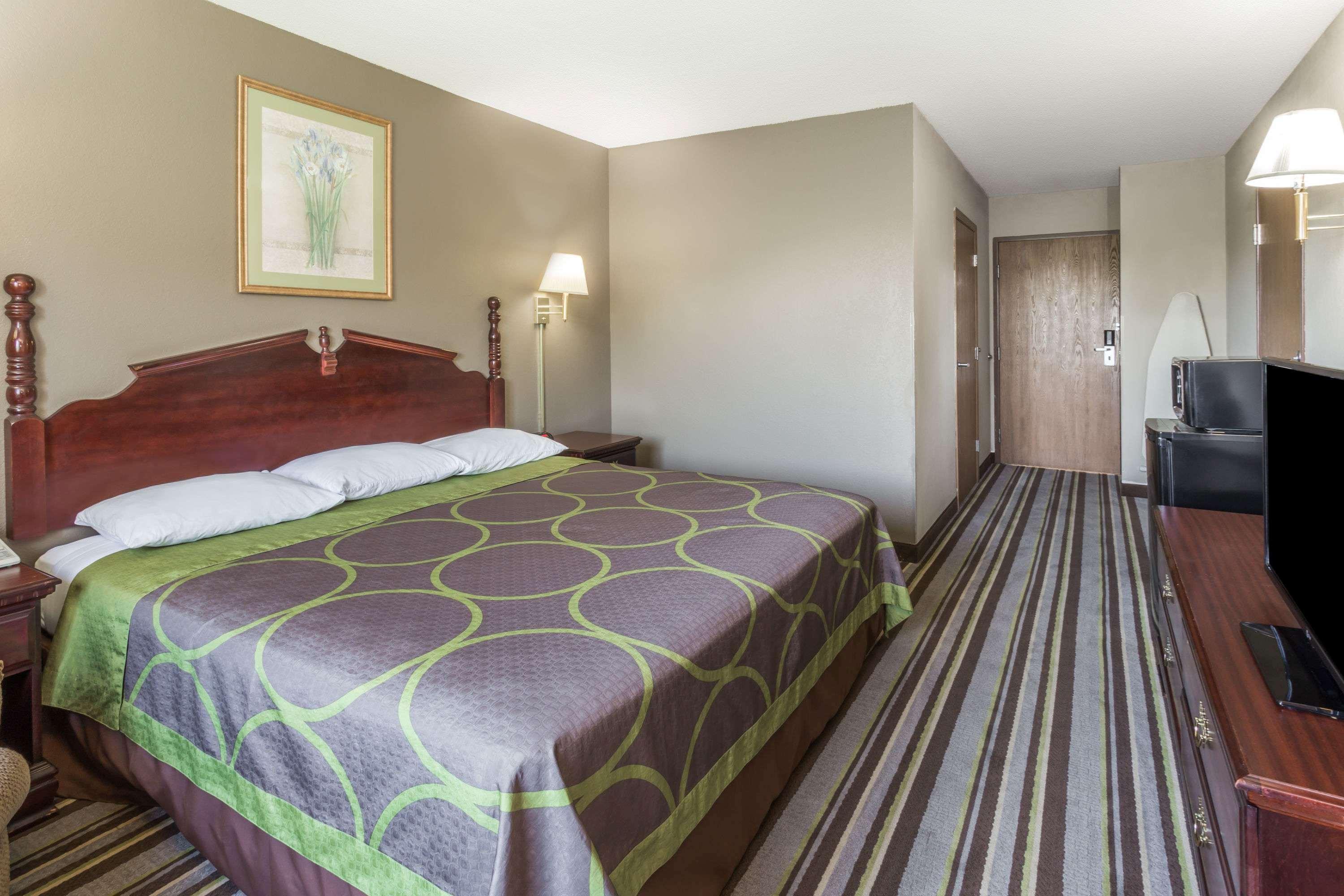 Super 8 By Wyndham Yorkville Dış mekan fotoğraf